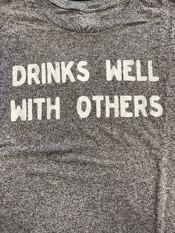 FUN RETRO TEES - DRINKS WELL Laid